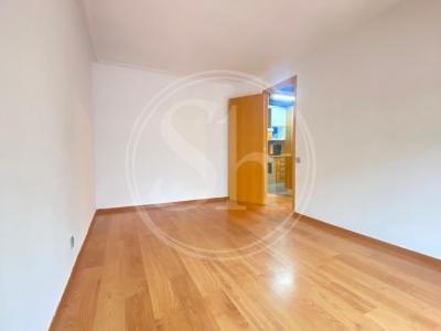 Piso con 1 habitación doble y balcón