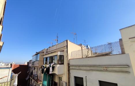 Piso con 1 habitación doble y balcón