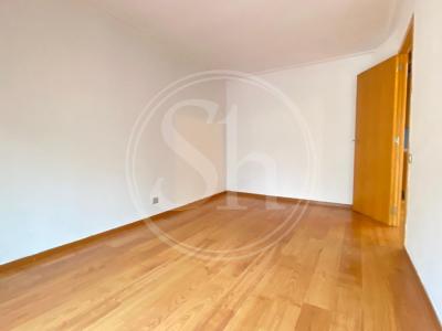 Piso con 1 habitación doble y balcón