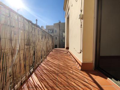 Piso con 1 habitación doble y balcón