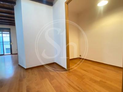 Piso con 1 habitación doble y balcón