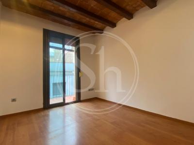 Piso con 1 habitación doble y balcón