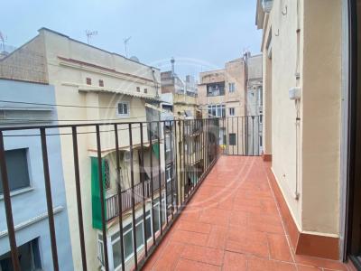 Piso con 1 habitación doble y balcón