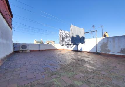 Piso con 1 habitación doble y balcón