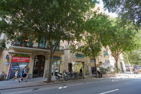Apartamento con balcón y dos habitaciones en Eixample de Barcelona