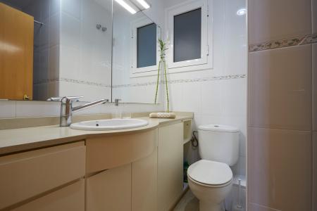 Apartamento con balcón y dos habitaciones en Eixample de Barcelona