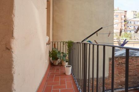 Apartamento con balcón y dos habitaciones en Eixample de Barcelona