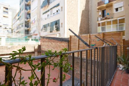 Apartamento con balcón y dos habitaciones en Eixample de Barcelona