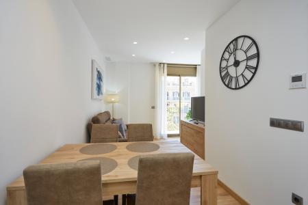 Apartamento de alquiler temporal en Eixample con dos habitaciones, despachos y balcón