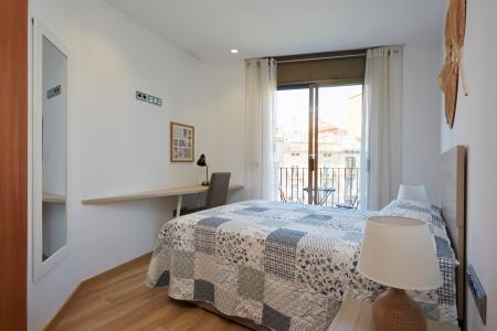 Apartamento de alquiler temporal en Eixample con dos habitaciones, despachos y balcón