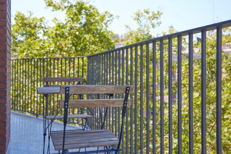 Apartamento de alquiler temporal en Eixample con dos habitaciones, despachos y balcón