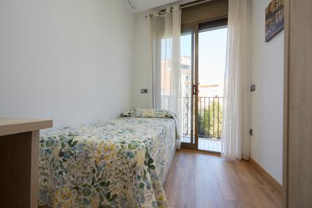 Apartamento de alquiler temporal en Eixample con dos habitaciones, despachos y balcón