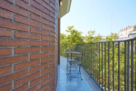 Apartamento de alquiler temporal en Eixample con dos habitaciones, despachos y balcón