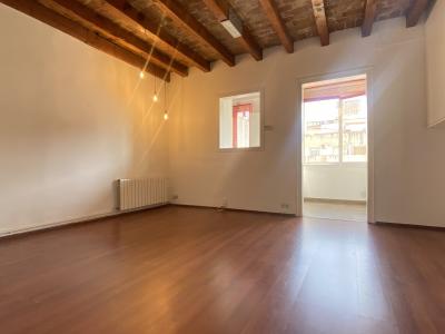 Piso totalmente exterior con 2 balcones