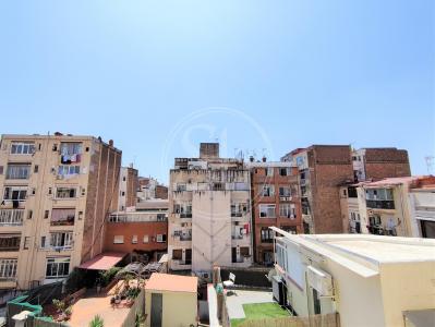 Piso totalmente exterior con 2 balcones