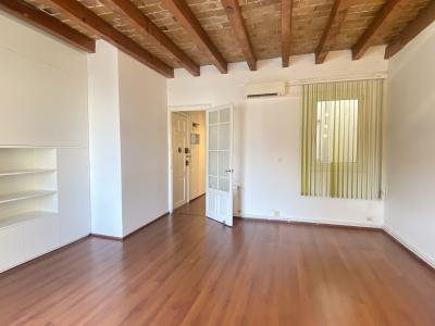 Piso totalmente exterior con 2 balcones