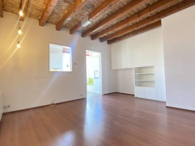 Piso totalmente exterior con 2 balcones