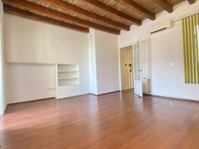 Piso totalmente exterior con 2 balcones