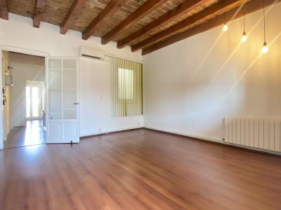 Piso totalmente exterior con 2 balcones