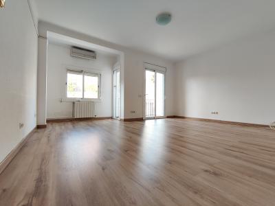 Coqueto ático de 2 habitaciones en Gràcia