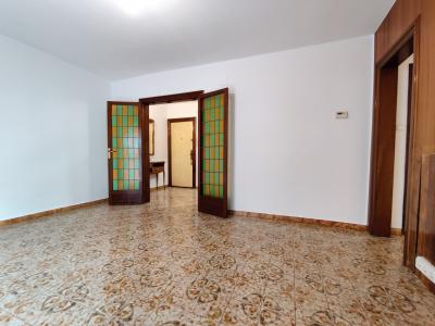 Amplio piso de 3 habitaciones con balcón en Sants