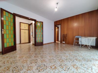 Amplio piso de 3 habitaciones con balcón en Sants