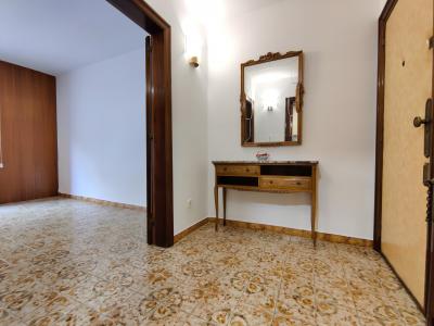 Amplio piso de 3 habitaciones con balcón en Sants