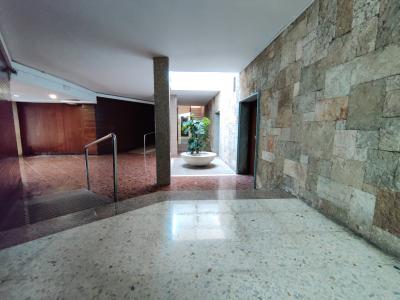 Amplio piso de 3 habitaciones con balcón en Sants