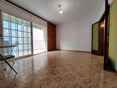 Amplio piso de 3 habitaciones con balcón en Sants