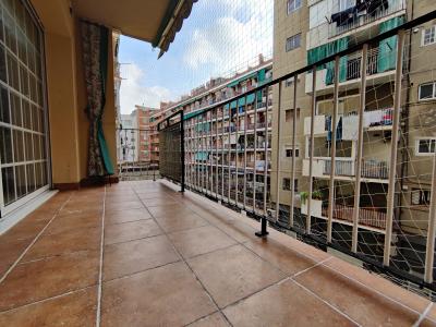 Amplio piso de 3 habitaciones con balcón en Sants