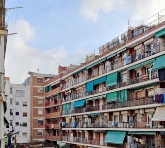 Amplio piso de 3 habitaciones con balcón en Sants