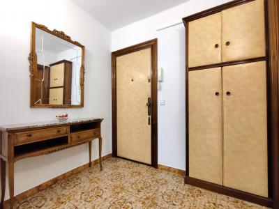 Amplio piso de 3 habitaciones con balcón en Sants