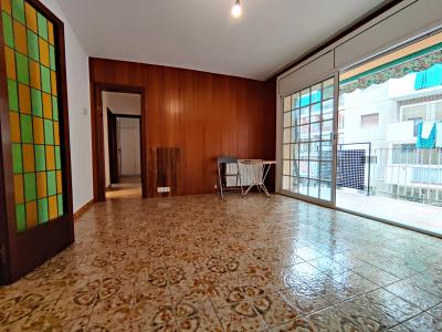 Amplio piso de 3 habitaciones con balcón en Sants