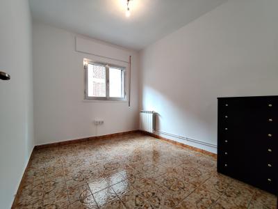 Amplio piso de 3 habitaciones con balcón en Sants