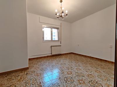 Amplio piso de 3 habitaciones con balcón en Sants