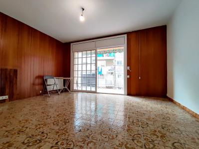 Amplio piso de 3 habitaciones con balcón en Sants