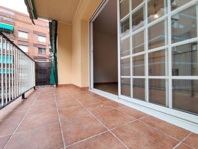 Amplio piso de 3 habitaciones con balcón en Sants