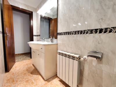 Amplio piso de 3 habitaciones con balcón en Sants