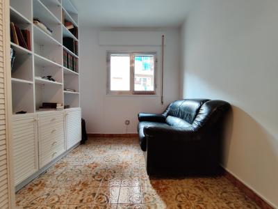 Amplio piso de 3 habitaciones con balcón en Sants