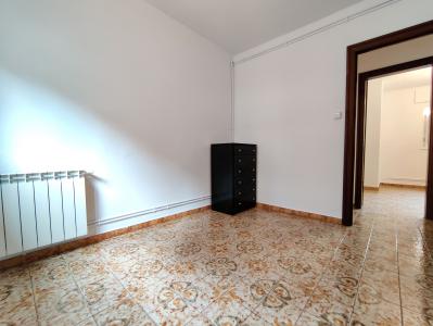 Amplio piso de 3 habitaciones con balcón en Sants