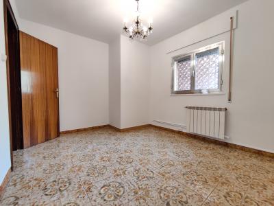 Amplio piso de 3 habitaciones con balcón en Sants