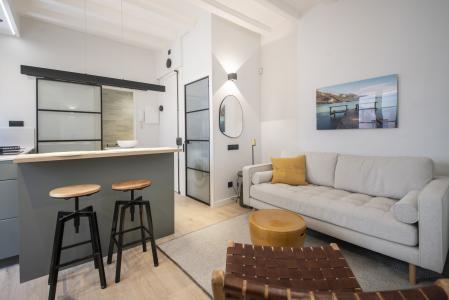 Inmueble Amueblado de 38 m² en Ciutat Vella con Terraza y Vistas al Mar
