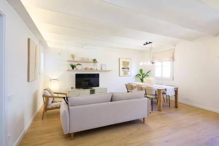 Alquiler de temporada en Ciutat Vella: Apartamento con balcón y despacho