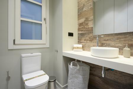 Oportunidad en Ciutat Vella: Inmueble de 74 m² con 2 Habitaciones