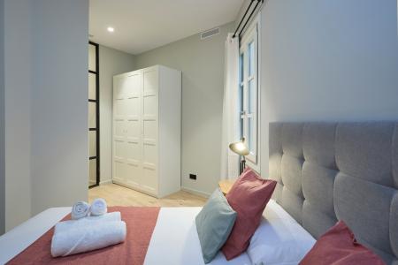 Oportunidad en Ciutat Vella: Inmueble de 74 m² con 2 Habitaciones