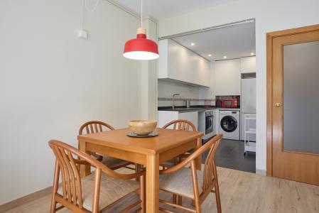 Apartamento en alquiler temporal con tres habitaciones dobles en Poble Sec