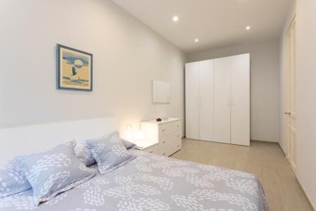 Apartamento en alquiler temporal con tres habitaciones y dos baños en Eixample