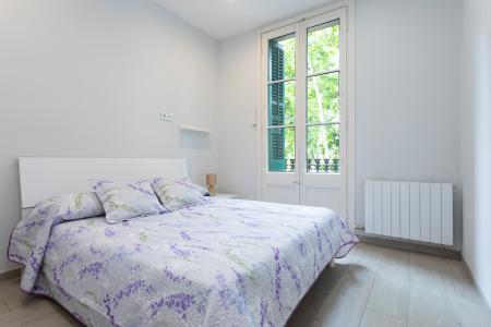 Apartamento en alquiler temporal con tres habitaciones y dos baños en Eixample