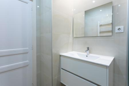 Apartamento en alquiler temporal con tres habitaciones y dos baños en Eixample