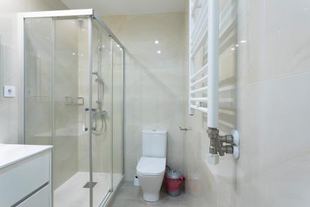 Apartamento en alquiler temporal con tres habitaciones y dos baños en Eixample